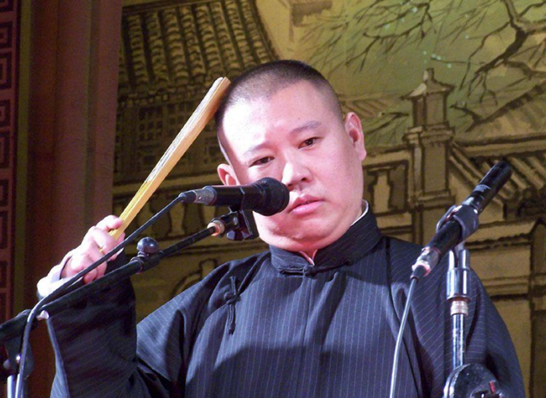 郭德纲|郭德纲落魄时打车被拒，哭着走了2小时回家，成名后找到了司机