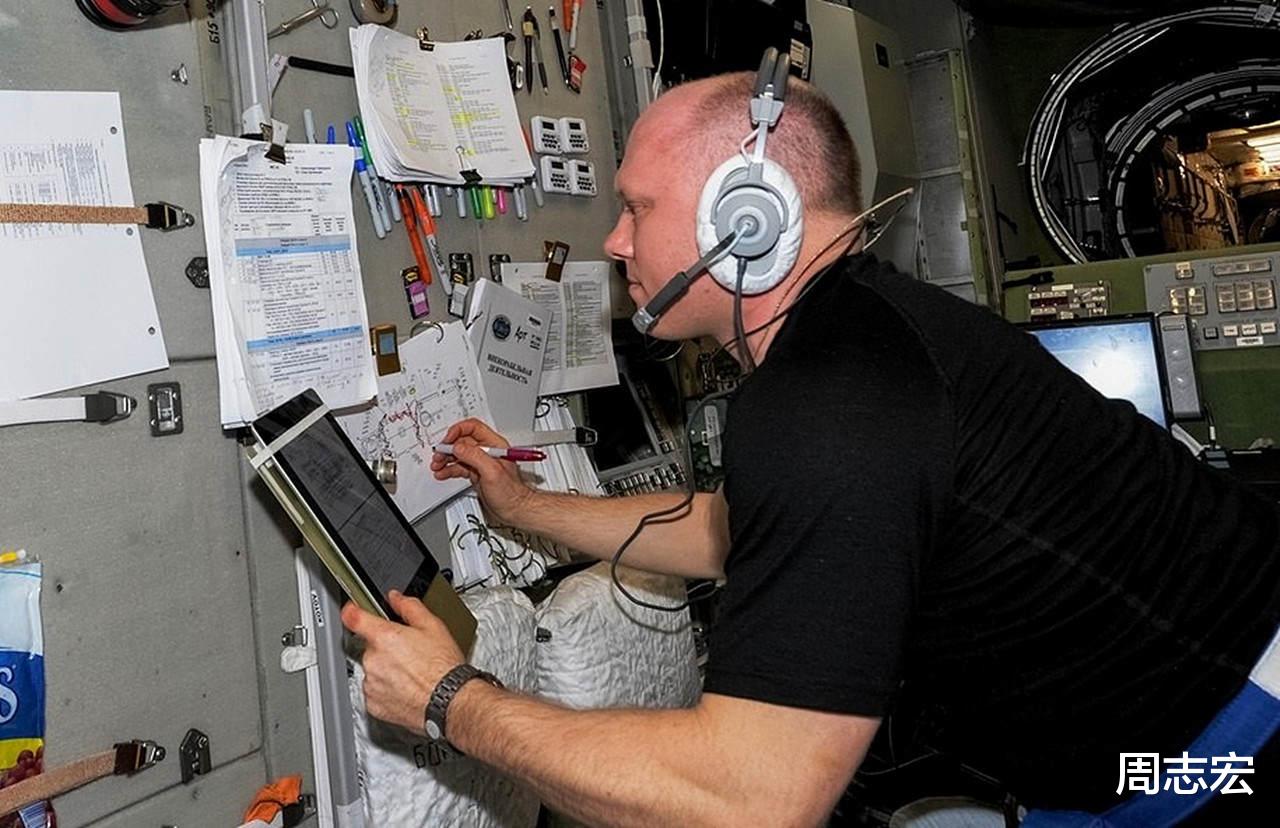中国航天员在空间站秀书法！毛笔为什么能在太空写字？