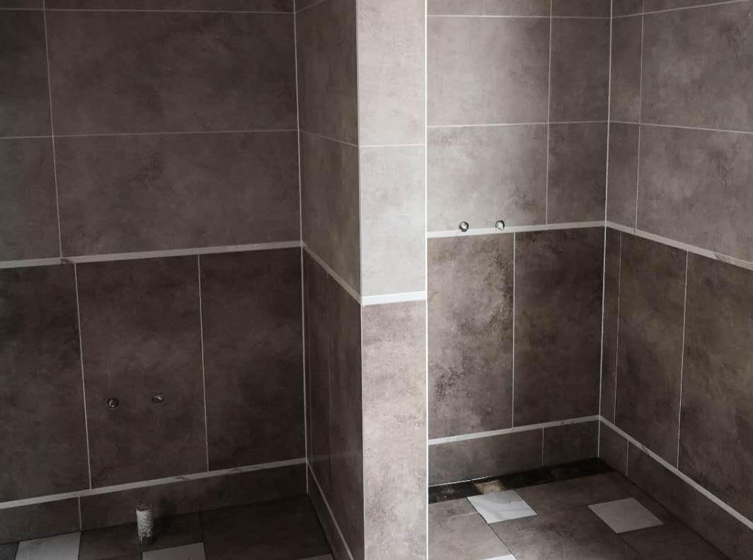 卫生间铺好瓷砖以后漏水,别着急砸瓷砖,有2种方法很实用