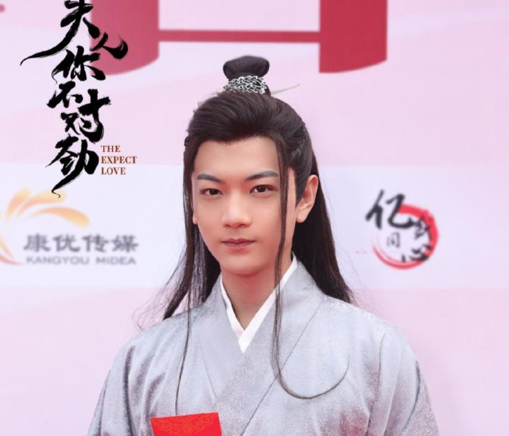 火箭少女|又一低成本古装开拍，火箭少女当女主，男演员服化道好敷衍
