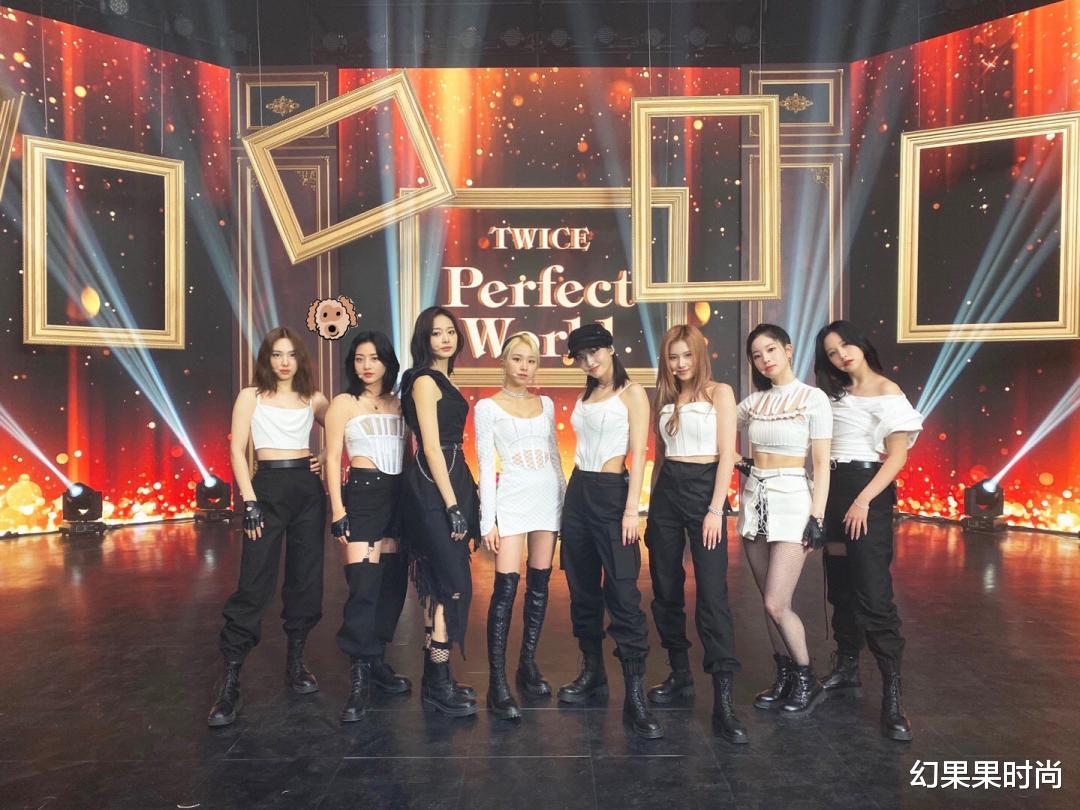 幻果果时尚|TWICE 八人合体现身！周子瑜「长腿担当」成焦点