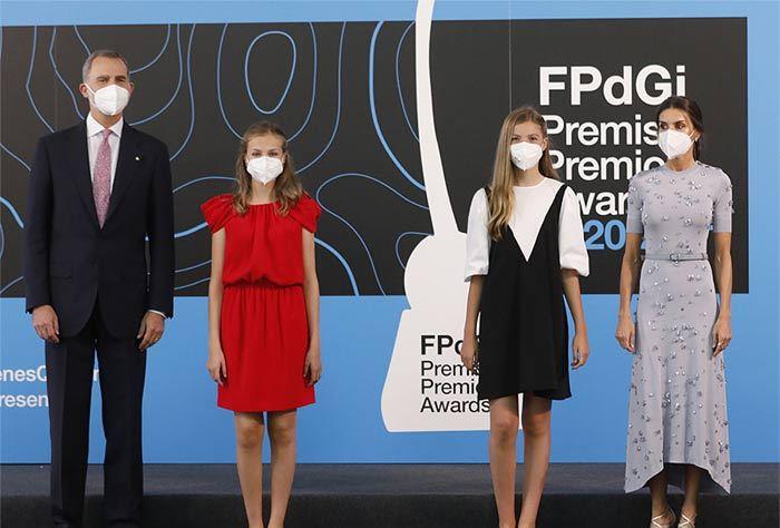 当年的明月|莱昂诺尔姐妹俩有双人活动了，曾经两人一起演讲时，很从容淡定