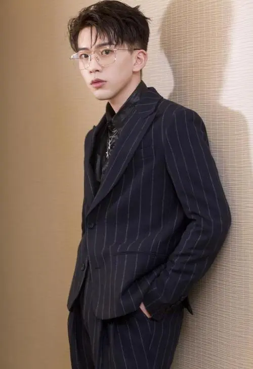 杨幂|25岁男星吃毒蘑菇,凌晨紧急送医,曾因成功追星杨幂笑到下巴脱臼