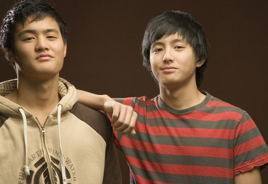 我是猴三|小伙流落街头，好心人给他买了一碗面，二十年后他用五百万感恩