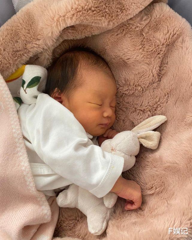 洪永城|TVB小生洪永城为照顾睡眠不足 夫妻俩晒宝贝女儿各种可爱睡姿