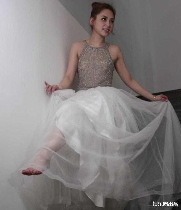 阿娇|阿娇的“楼道大片”火了，穿纱裙不惧怕显身材，光脚出镜惹争议