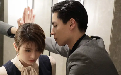 乔欣|乔欣穿着红色肚兜，网友直呼：小姐姐太妖艳了！