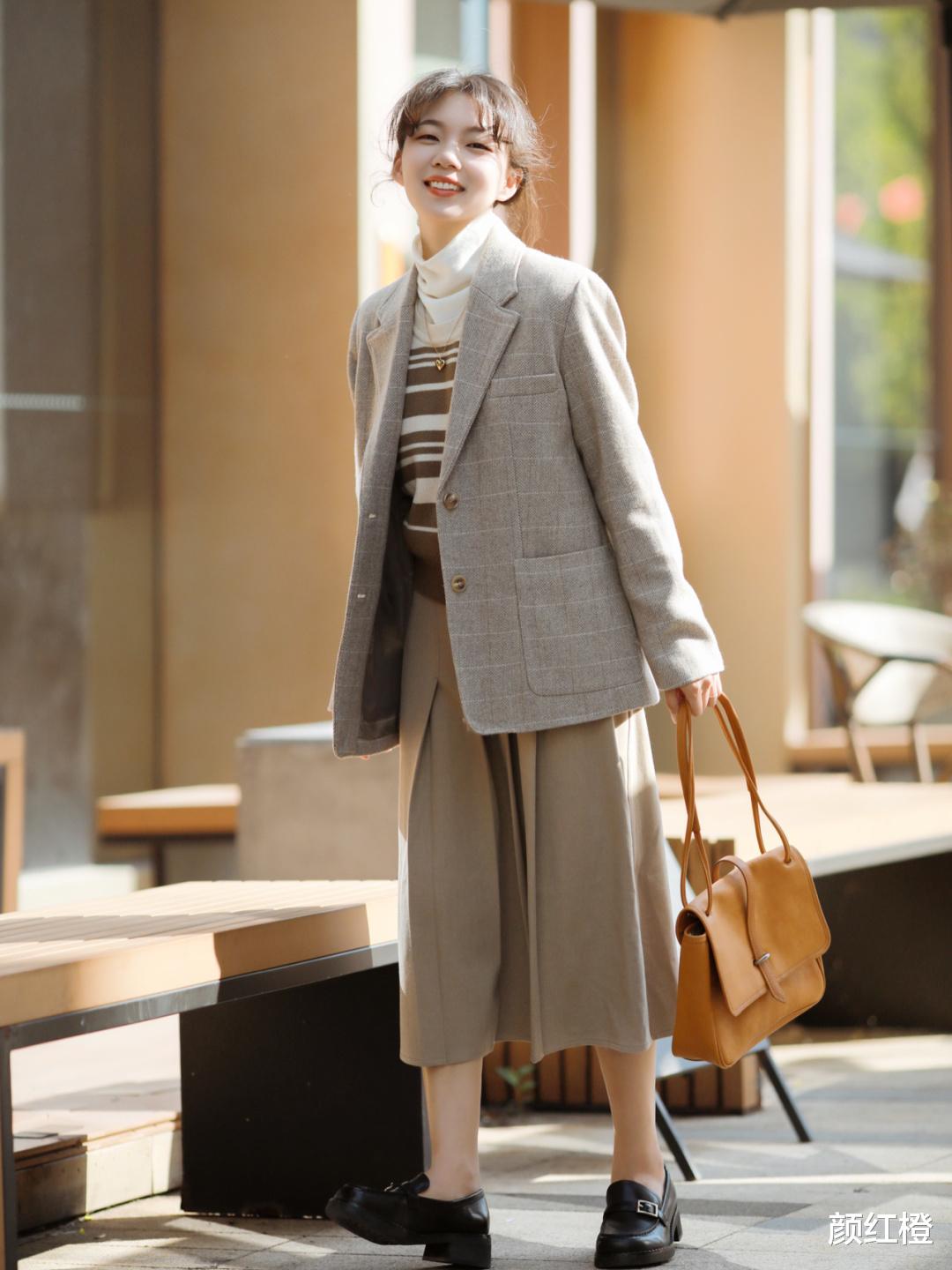 颜红橙 秋冬季节不要乱穿衣，试试这些百搭日常的穿搭，保暖舒适不挑人