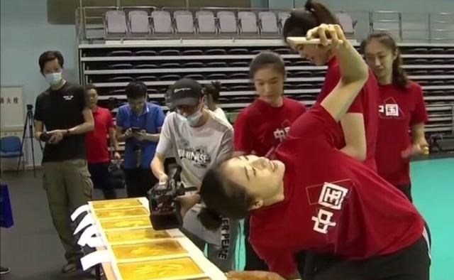 胡小小乖|郎平手指变形球迷心疼不已，呼吁郎导带中国女排打完巴黎奥运周期