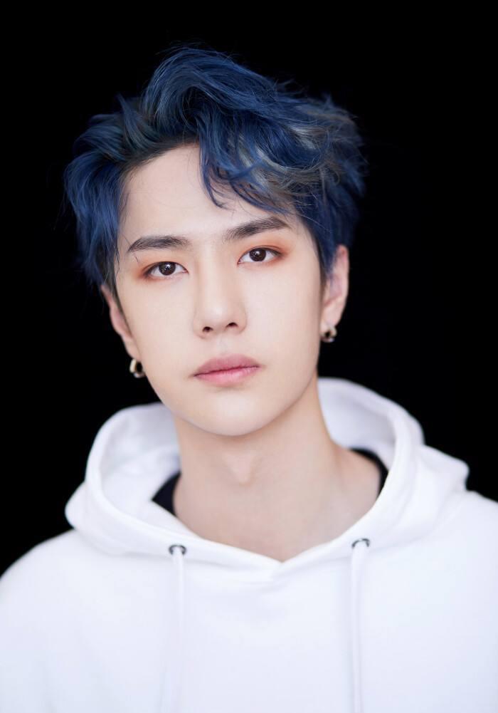 王一博|王一博代言眼镜提前曝开屏，脸超小眼神专注，网友：偷戴老爸眼镜