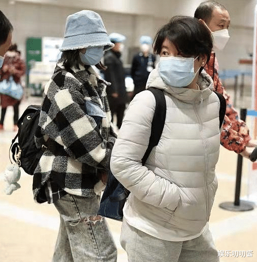 小姐姐|41岁小沈阳高调走机场，身穿潮牌玩休闲混搭，妻子随行朴素像助理