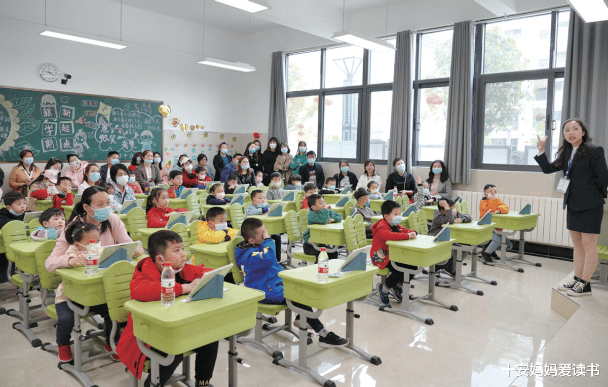 十安妈妈爱读书|董卿在节目中谈及父亲落泪:在教育道路上,别指望孩子能自己自觉