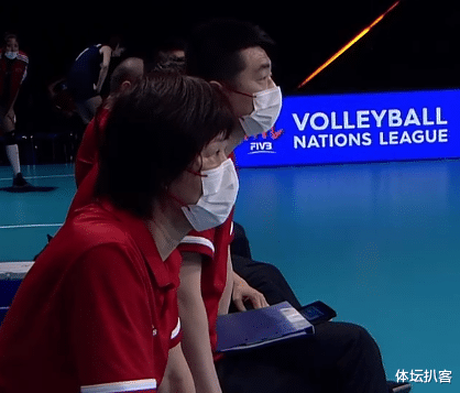 詹姆斯·哈登|中国女排输球，郎平扯嗓子怒吼！张常宁面无表情，对手拥抱庆祝
