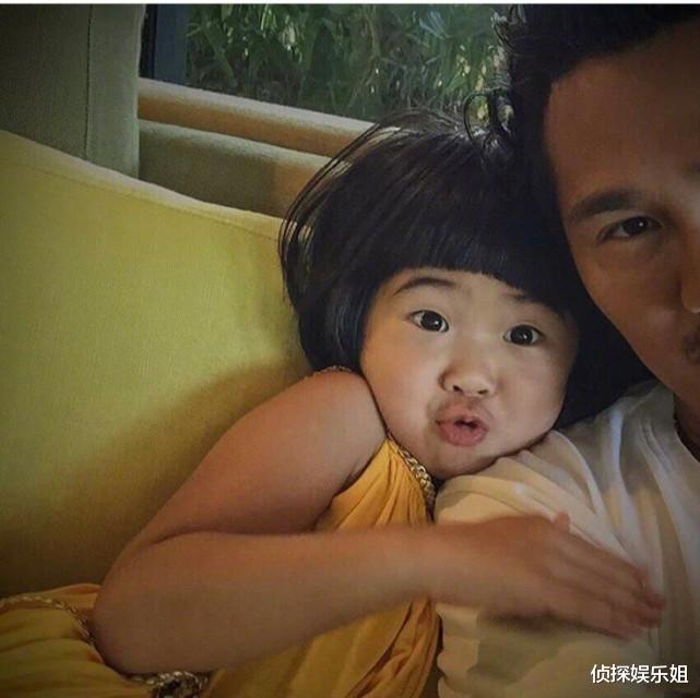 grace|曹格11岁女儿近照，偷穿妈妈衣服和恨天高臭美，越长大越好看