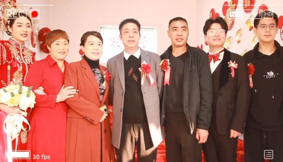 |杜新枝泪洒直播间后，杜粉再度为老杜庆生，现场场面温馨心情大好