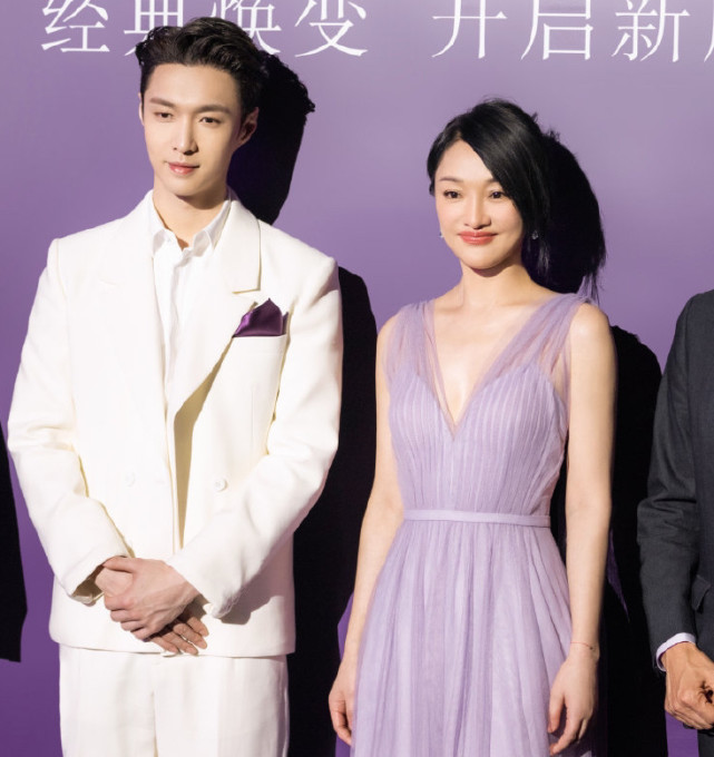 周迅|47岁周迅气质太出众！穿粉裙少女感爆棚，同框张艺兴更像豪门姐弟