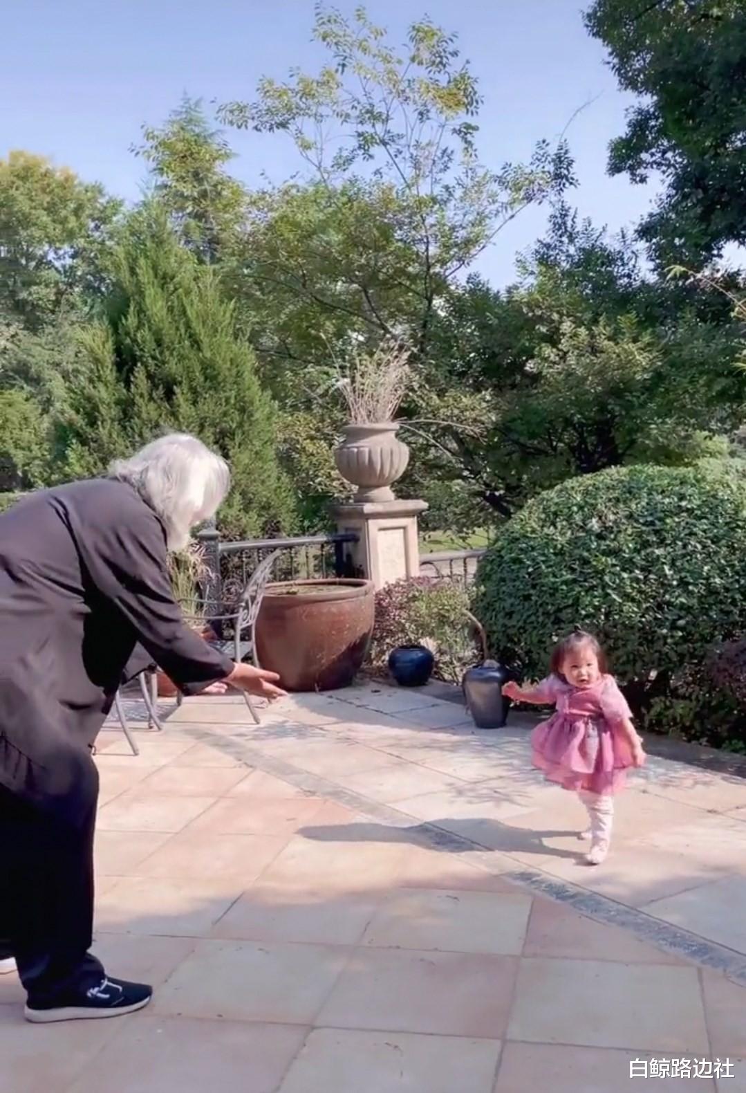 张纪中|70岁张纪中晒哄娃日常！亲吻1岁女儿小脚丫，父女两个共用一张脸