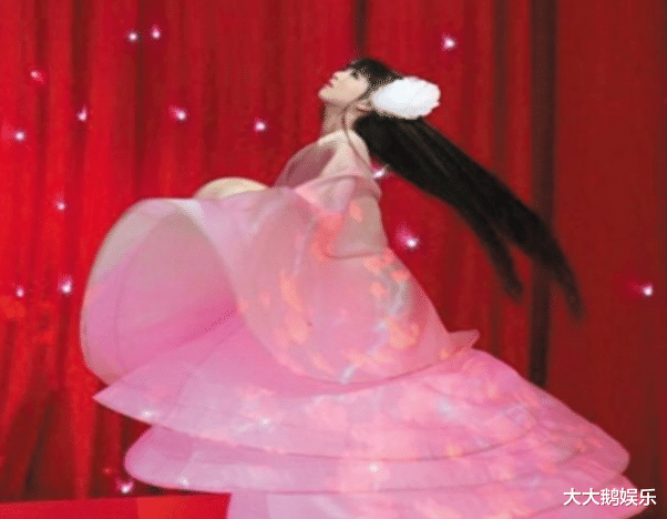 小彩旗|小彩旗：春晚一夜成名，因叛逆被杨丽萍放弃培养，如今怎样了？