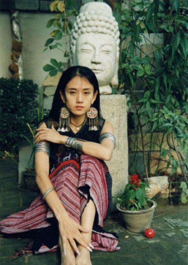 杨丽萍|杨丽萍为何十年不摘帽子？本以为是造型，结果摘下帽子后令人心疼