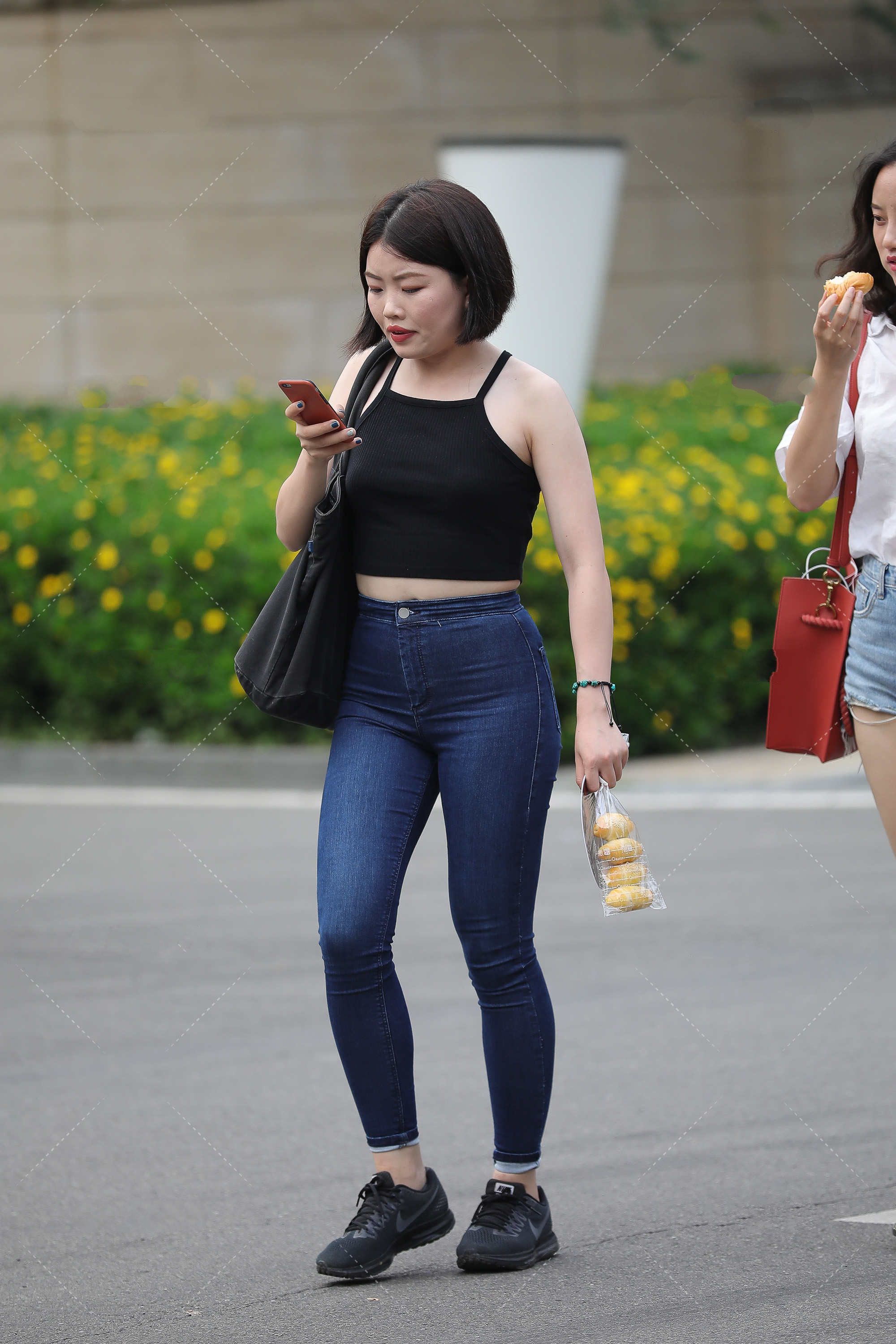 穿衣搭配|短发女生配深色系穿搭又酷又飒，学会同色系搭配法，你也能变时尚