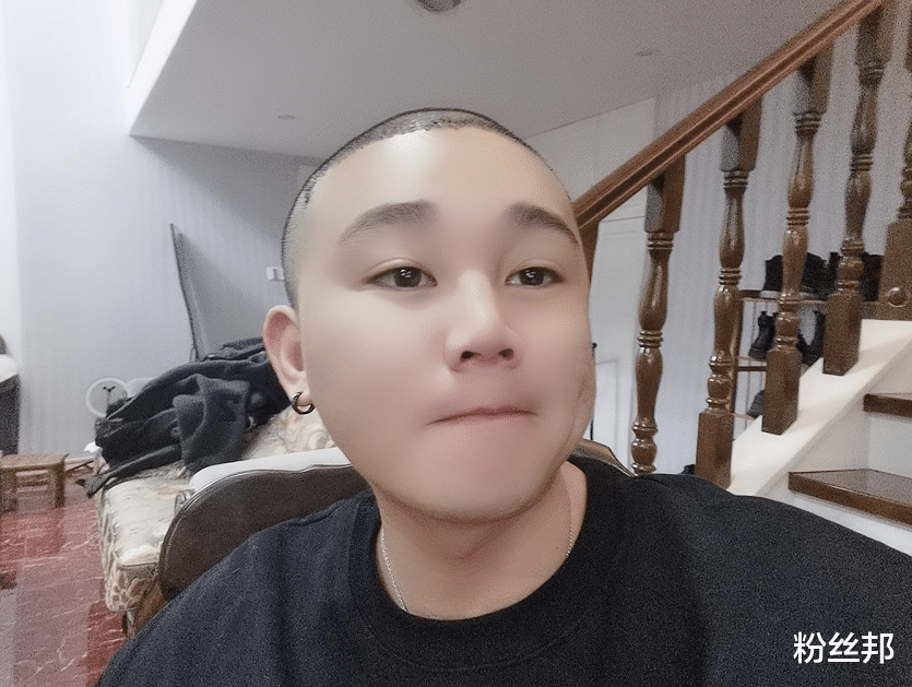 |卖一年后台补税，赵佳俊资金周转困难，问家里人要钱维持生活？