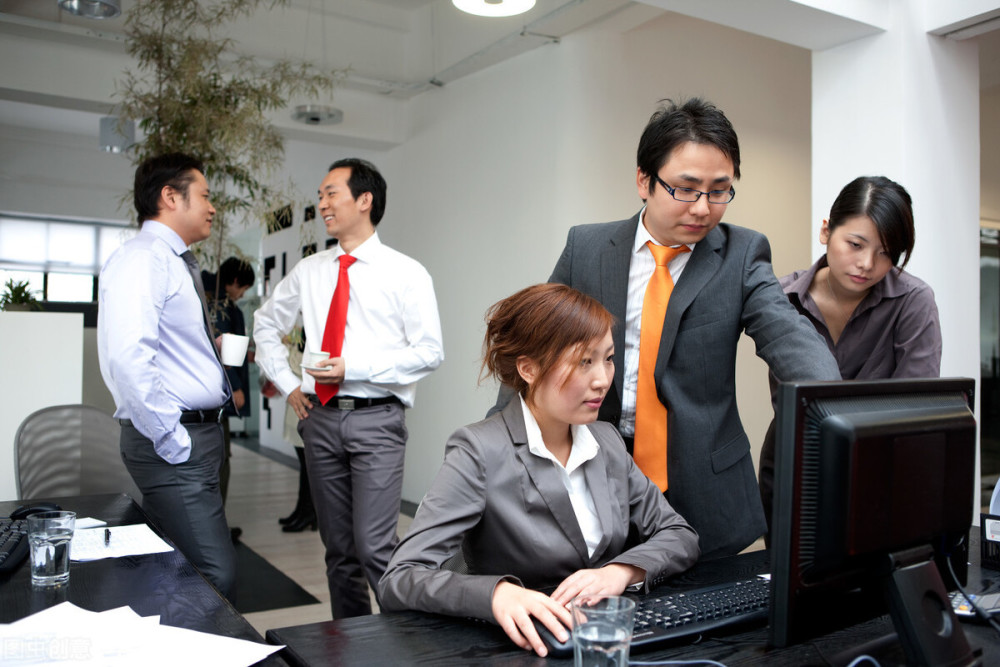 中小学|不顾一切做公司的哈巴狗，对主管各种谄媚，最后自己却被开除