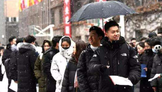 杨幂|浙传艺考现场，堪称“颜值天花板”，五步一个杨幂三步一个杨颖