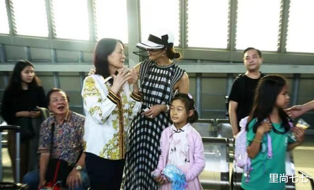 林志玲|林志玲夫妇走机场，她婚后打扮成日本贵妇，小7岁日本老公扮酷