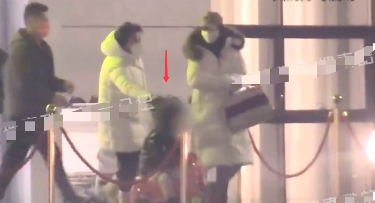 Angelababy|Angelababy新年带儿子开工，抱着儿子下车，小海绵骑行李箱好可爱