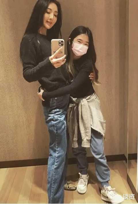 grace|曹格妻子晒与女儿合照,11岁Grace穿露脐装、染黄发,与童年判若两人