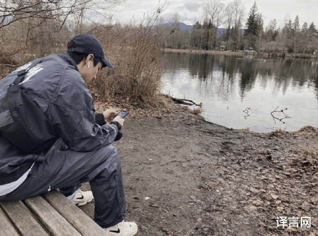 李敏镐|33岁李敏镐穿运动装散步，路边吃饼干无包袱，女友视角下像高中生