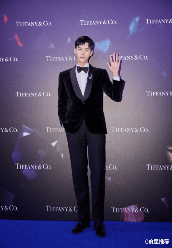 龚俊|龚俊想不红都难，离开《山河令》滤镜，穿铆钉西装太上头