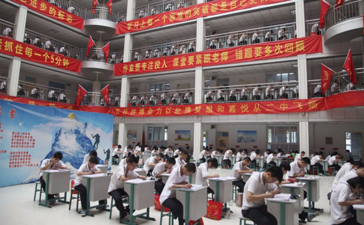 糯妈育儿经|衡水中学在深圳开分校，复读费一年高达12万，名额瞬间被抢空