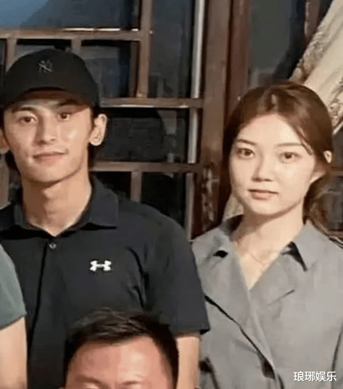 张哲瀚|张哲瀚被传结婚,网友晒出戒指和求婚照,随后却对此否认了