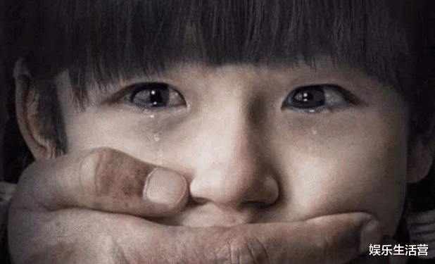 鲜花|孙卓手捧鲜花回乡，人群拥簇笑容难掩，被拐14年，他失去了什么？