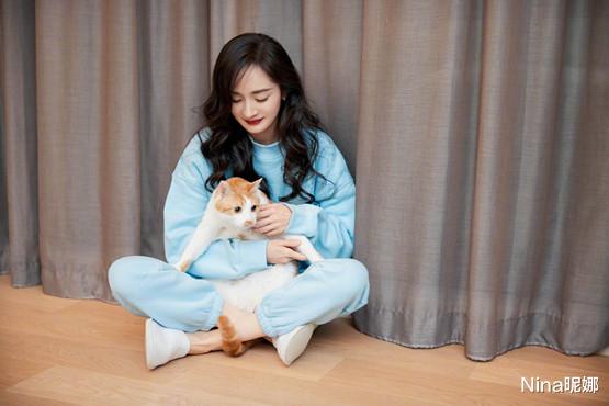 Nina昵娜 杨幂《二八定律》胶片照曝光,穿1万6翻领裙把板鞋当拖鞋踩,时髦在线的秦大律师