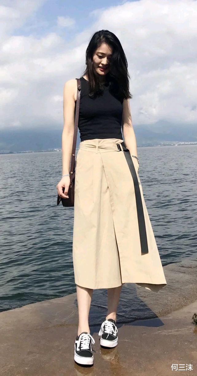何三沫|在炎热的夏天，穿上清新凉爽的服装，可以给人舒适又治愈的感觉