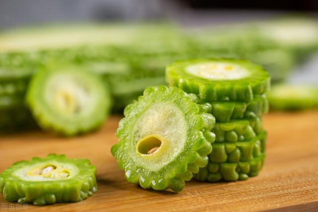 苦瓜|夏天吃苦瓜的好处有很多,但医生建议:这3类人要尽量少吃
