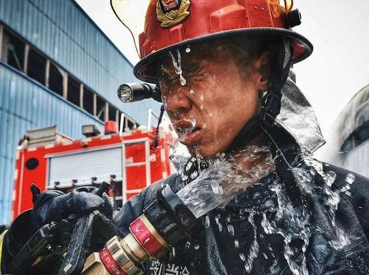 社会的温度 消防员捡到遗失6年的钱包，网友评论亮了：感谢求救的驴友