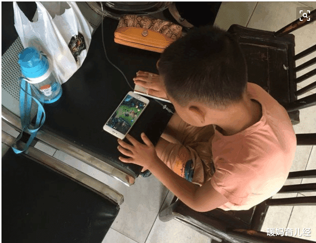 暖妈育儿经|“防沉迷”真能管住孩子？60岁老人凌晨打排位，怀疑是学生作弊