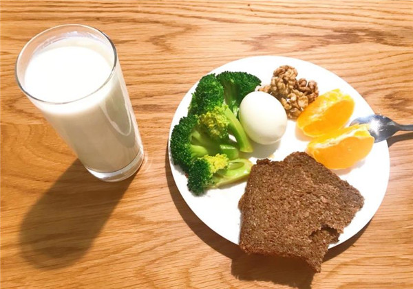 蛋白粉|蛋白粉的成分都有啥?为什么不推荐锻炼完喝蛋白粉,成本高作用低