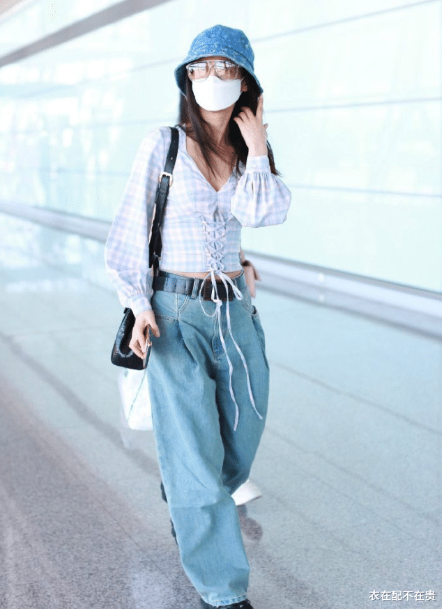 衣在配不在贵 黄圣依也太瘦了，这么紧的绑带装都套得进去，果然有身材就是任性