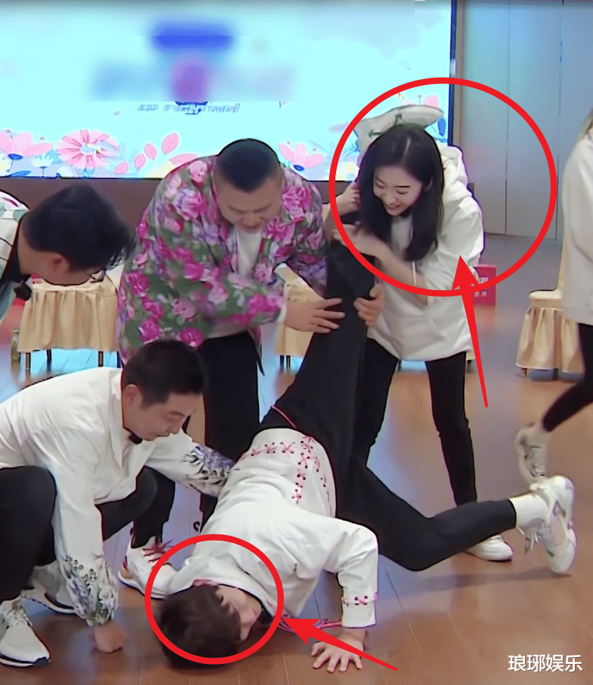 景甜|景甜抱着邓伦玩游戏，手部摆放位置却亮了，真实性情如何很显然