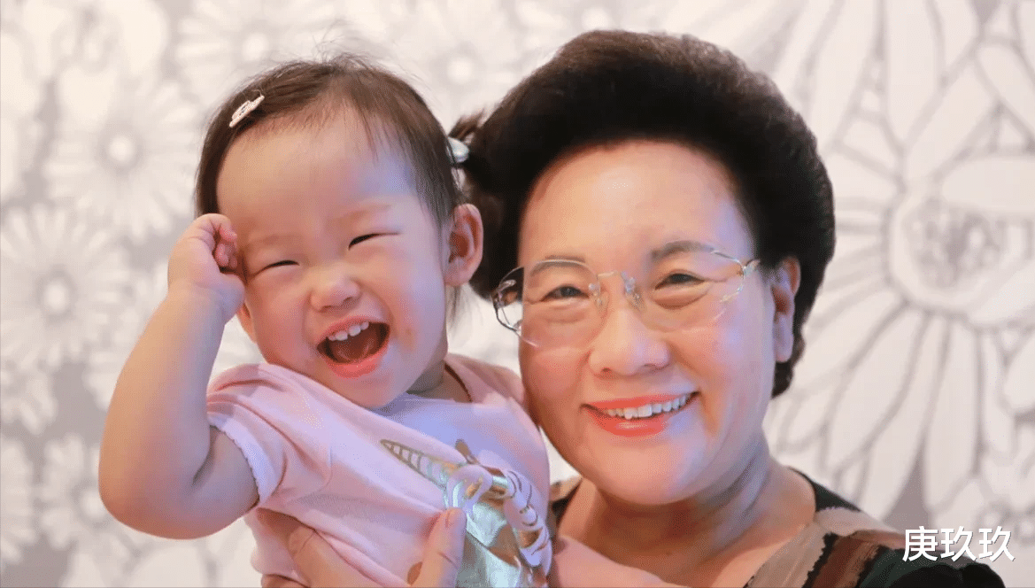 秦昊|伊能静和1个多月没回家的秦昊说，米粒总让小朋友欺负，秦昊立马和导演请假