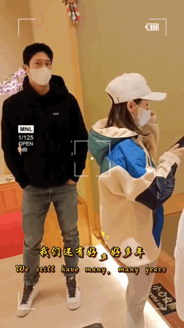 王子文|王子文和男友吃日料被偶遇，吴永恩低调等候女友买单，被拍后躲镜头