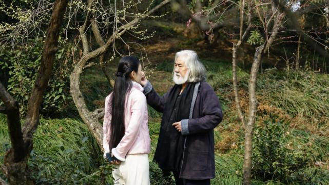 杜星霖|张纪中一家五口赏梅花，杜星霖怀抱半岁女儿，夫妻甜蜜对视秀恩爱