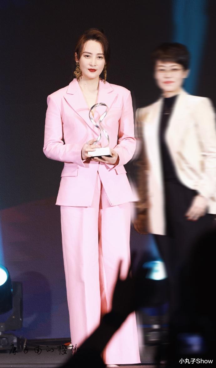 疾速追杀4|46岁蒋勤勤越来越有味道，粉色西装小露后背，身材不输给年轻女星