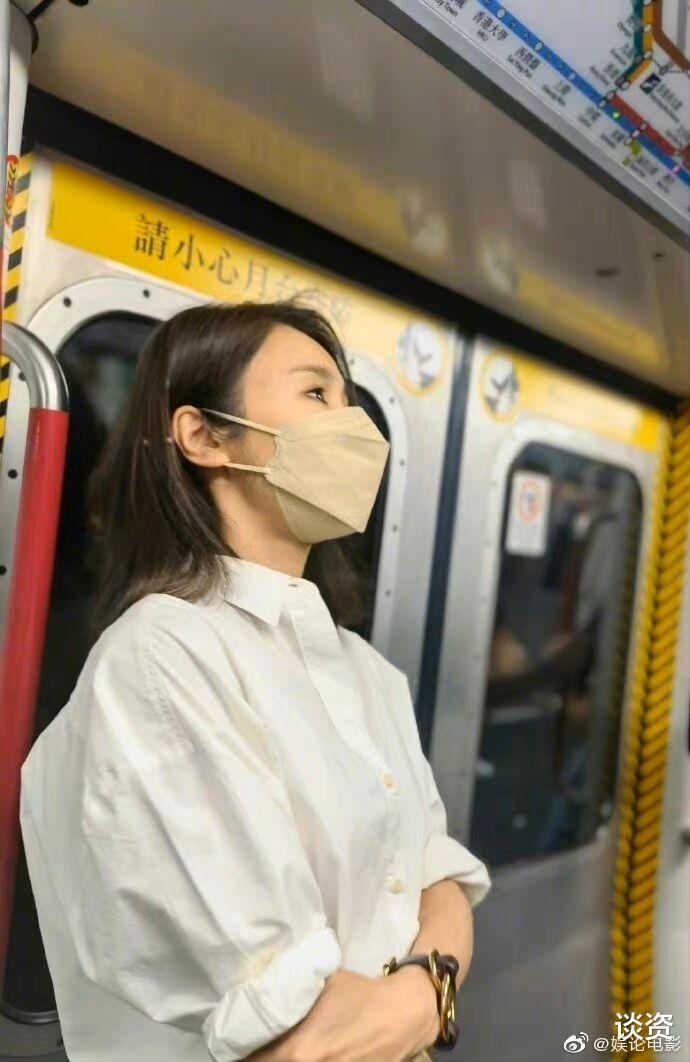 黎姿|49岁黎姿带女儿坐地铁，年近半百状态超好，戴口罩也挡不住好气质