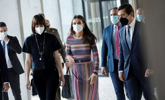 李沁|西班牙国王夫妇闪耀首映礼！49岁莱后贵气逼人，S型的曲线贼惊艳