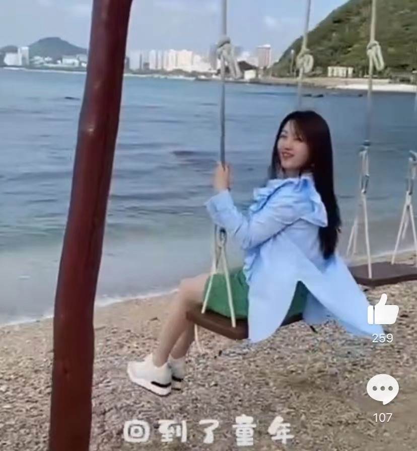 杨钰莹|50岁杨钰莹海边度假太惬意，翘腿荡秋千玩心十足，黑发浓密若冻龄